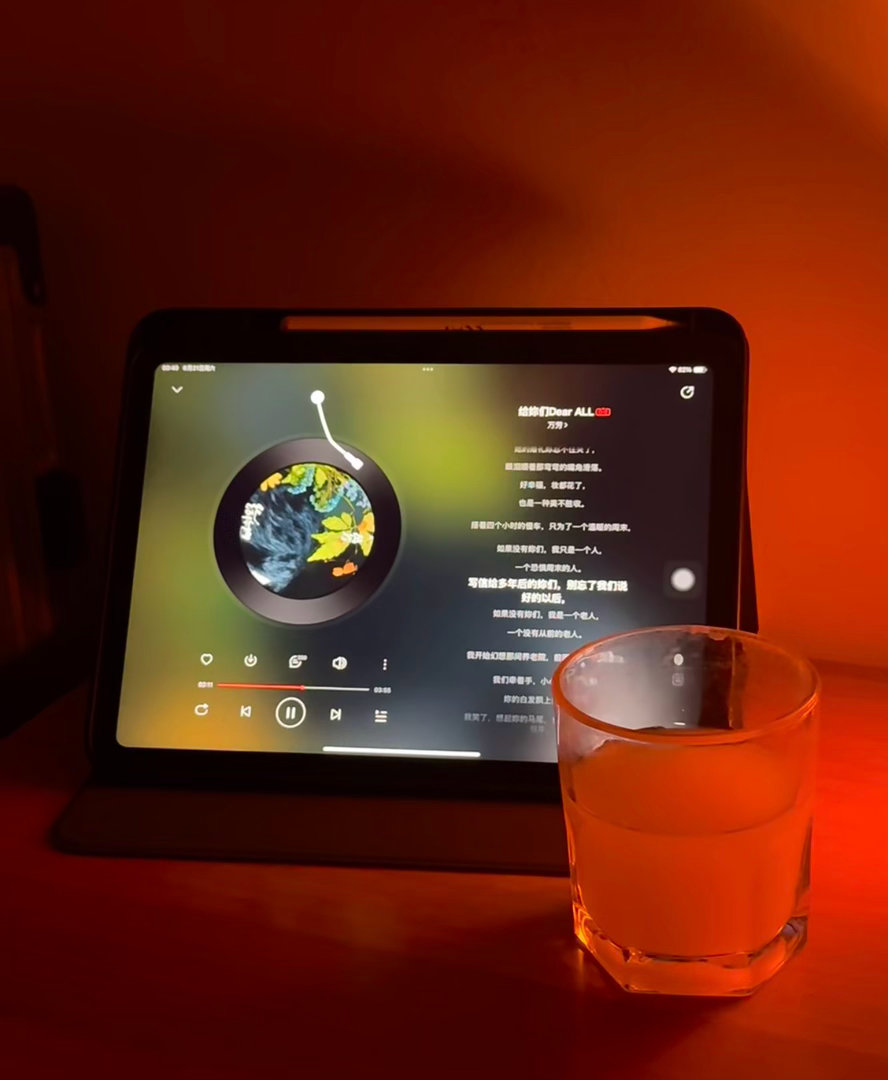当代年轻人的音乐依赖症耳机一戴，世界自成一方小天地✨走路、通勤、干活、发呆都离不