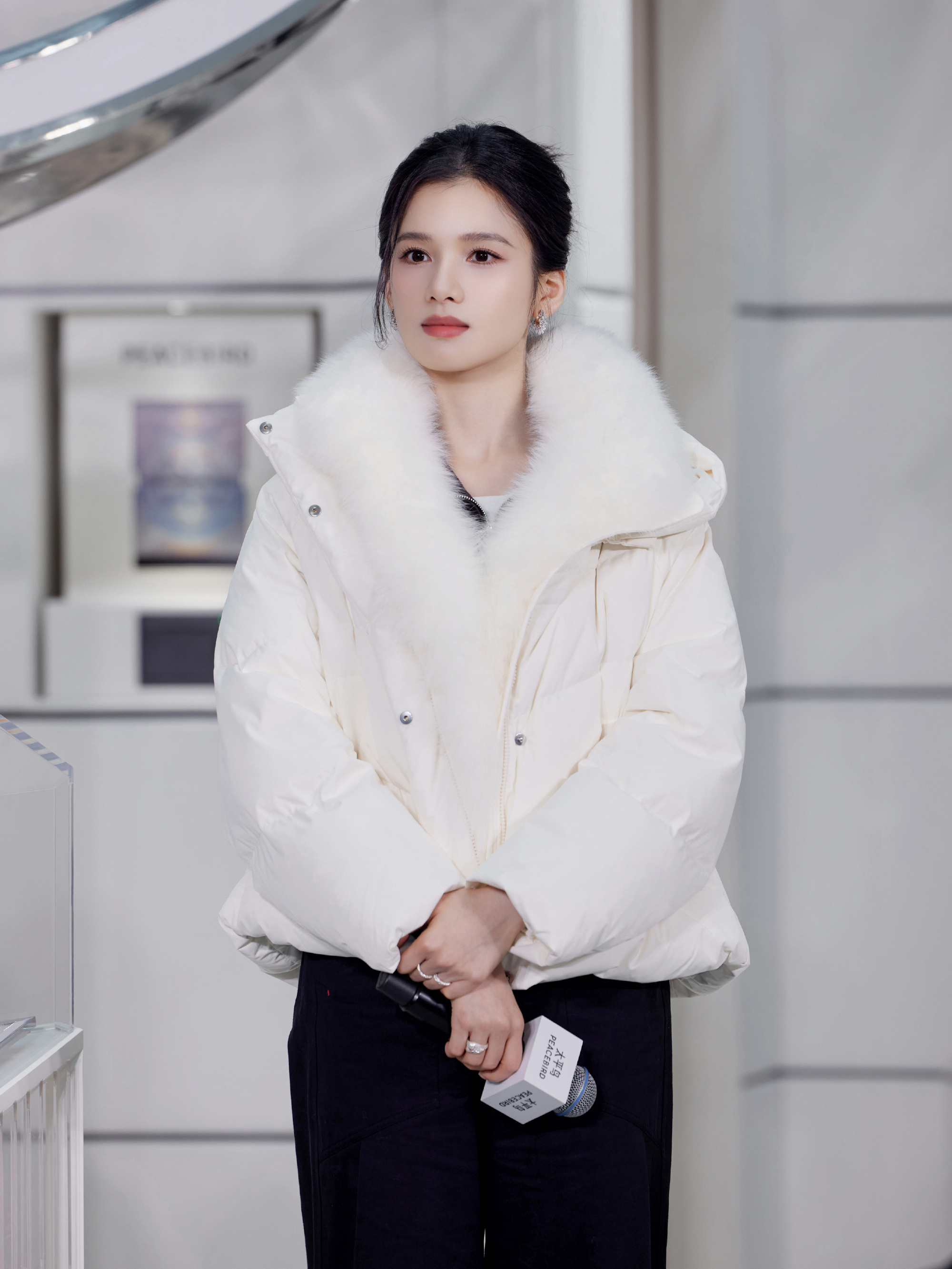 张婧仪好美，穿上太平鸟就是冬天的暖团子～好漂亮的糯米团子状态完美