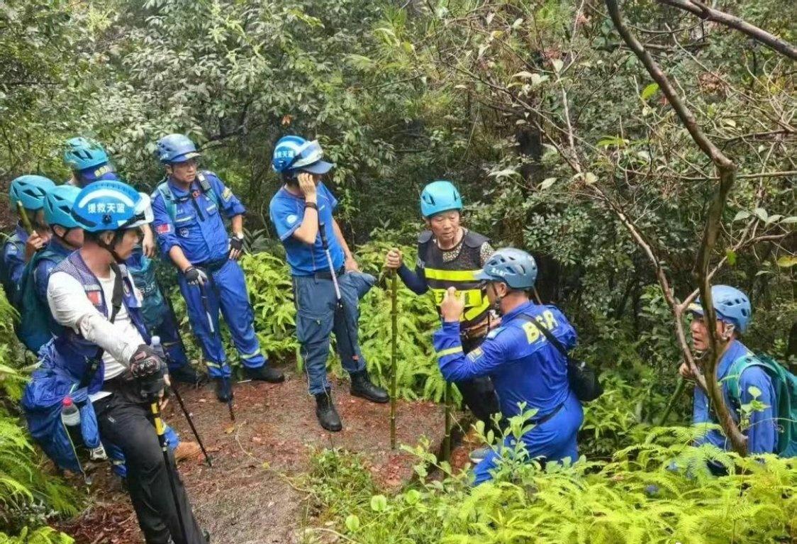 台州蓝色超人在蓝天下的守护2024年2月，这支队伍正式挂牌成立，是中国蓝天救援体