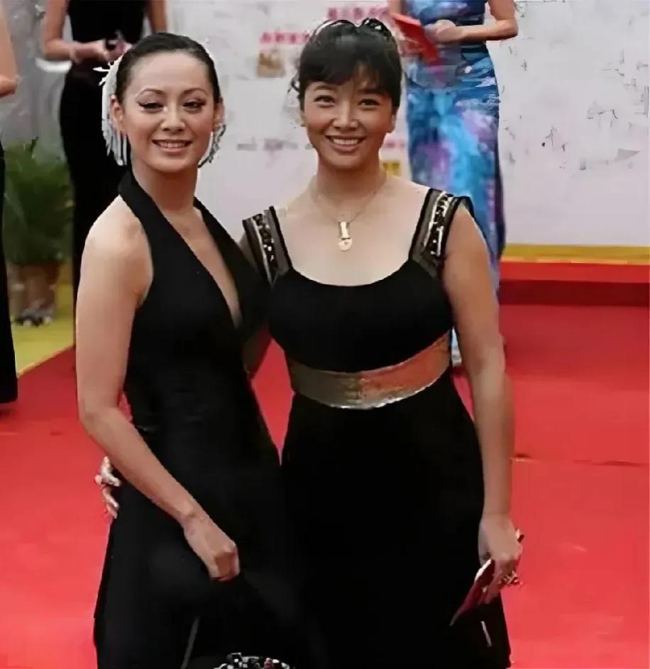这是江珊哪一年拍的照片呢？江珊还这么年轻，她身边的美女是谁呢？怎么看了这么面熟，