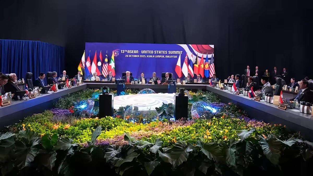 当地时间11月5日，多家外媒报道特朗普在与马来西亚、柬埔寨的贸易协定中加入“恶意