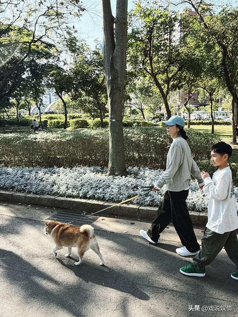 陈嘉桦儿子劲宝都长这么大了！
3月17日，陈嘉桦（Ella）分享了一组照片，记录