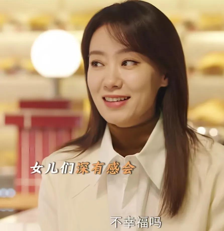 《好运家》
◎郝有嘉（张小斐）的母亲郝茗（陈小艺）终于想通了，她明白女儿们都是因