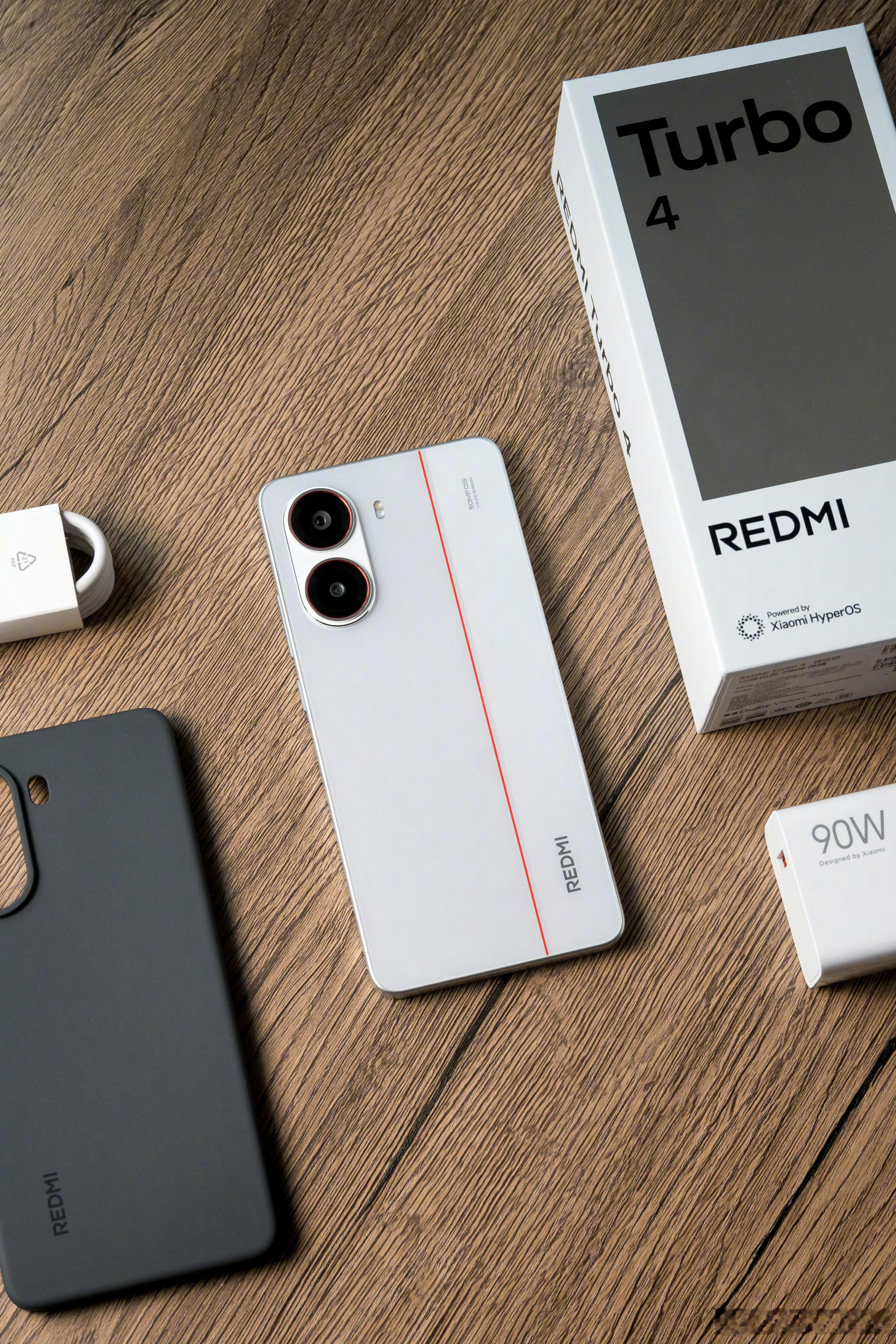 REDMI Turbo 4凭借其出色的性能、时尚的外观、超长的续航以及全面的功能