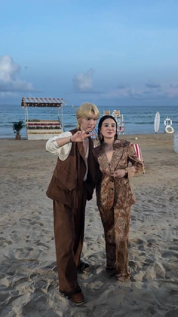 今天宋佳在三亚出席时尚活动，她这次搭配的很有高贵之美，气质也不错。

宋佳这次搭