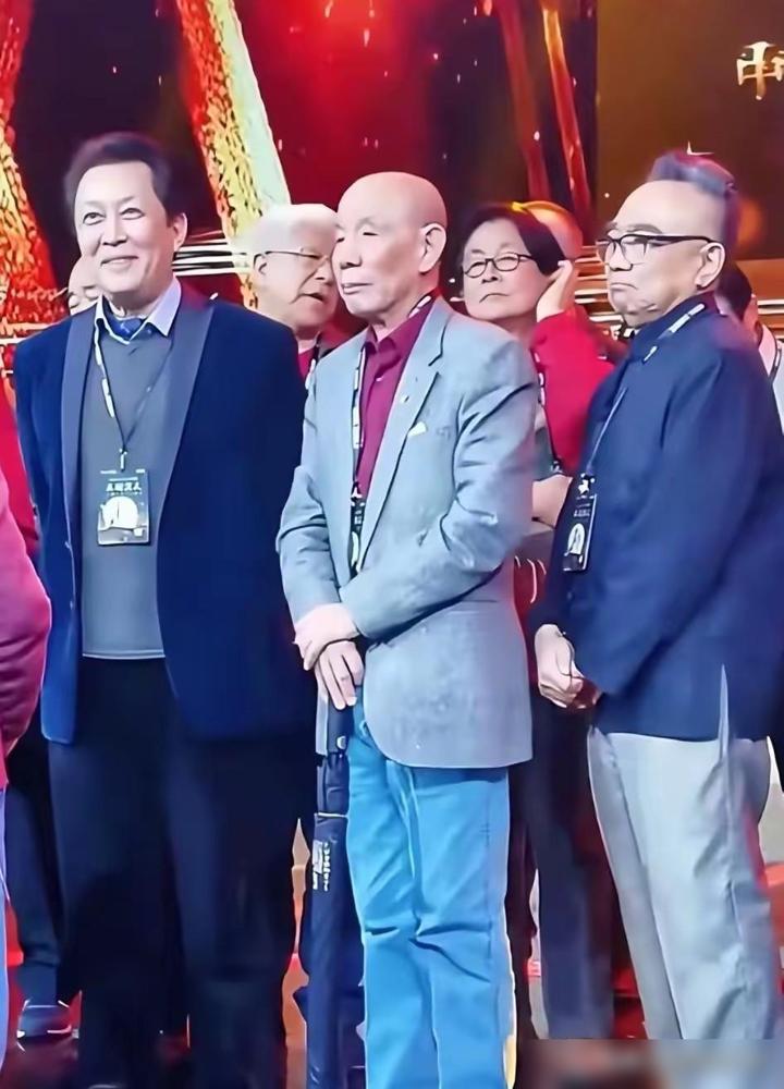 魏宗万去世，

其实早有征兆。

前阵子刷到3月份三国主创聚会的视频，我当时就揪