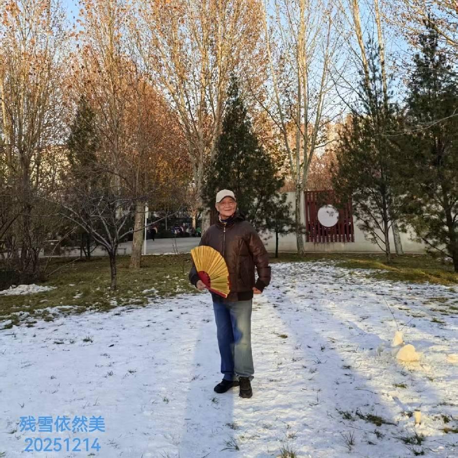 能猜出这个灯谜的人真不简单。忘年交老朋友给我出了个灯谜，还是以对联的形式，且看上