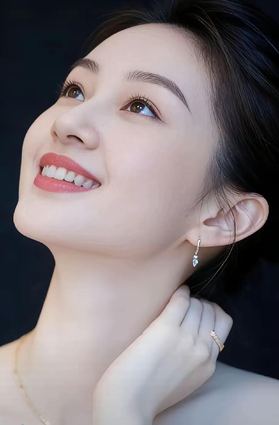 荷尔蒙旺盛的女性,有哪些特点?
很多人对“荷尔蒙旺盛”有误解，其实这是女性年轻健