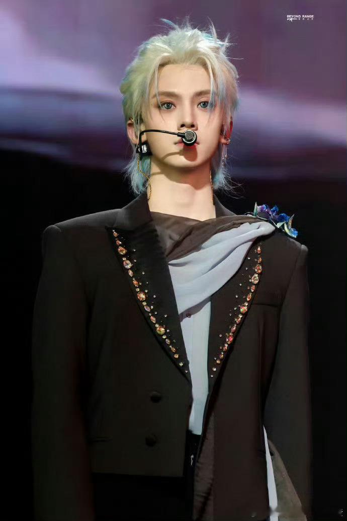 登陆少年今天的发色朱志鑫黑发、张泽禹绿发、张极黑发、左航白发、苏新皓粉发 