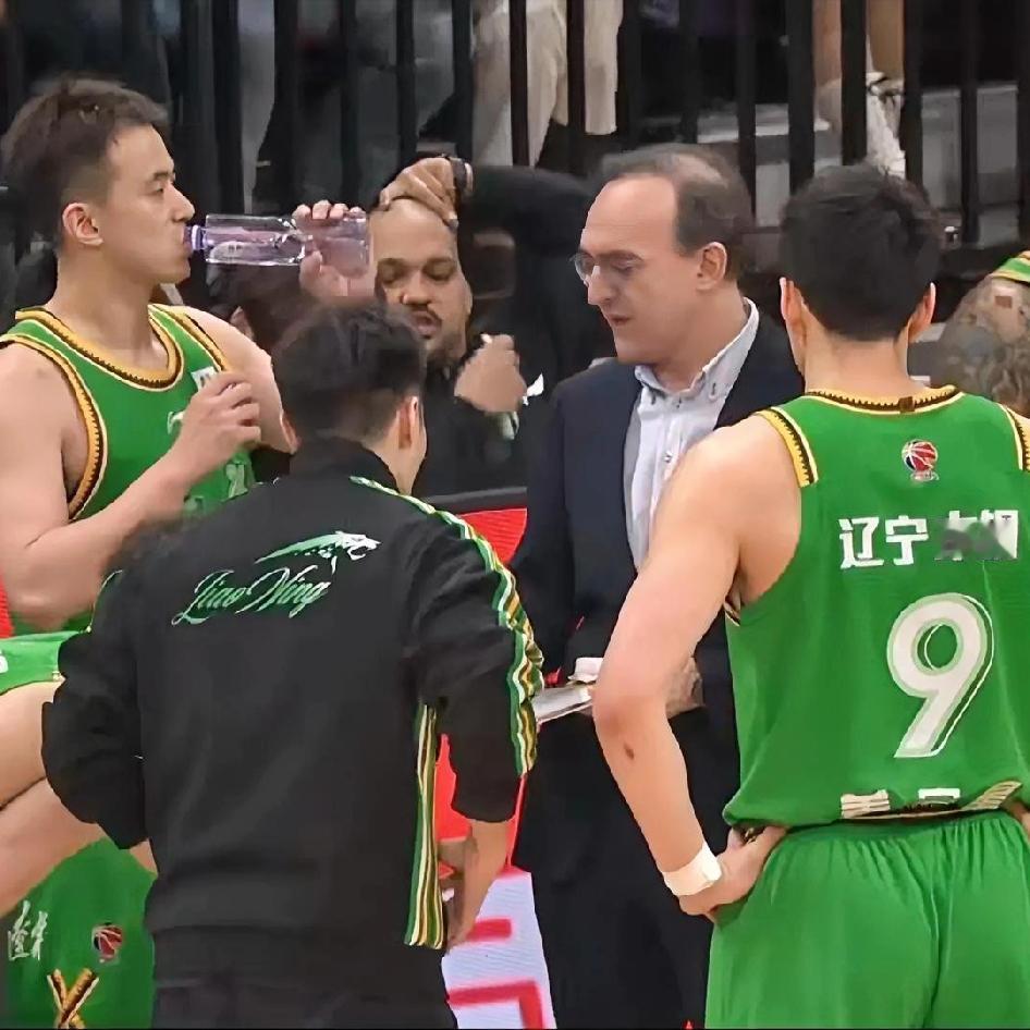 看到昨晚青岛在主场输给残阵的广东队！作为一个辽宁球迷既感到高兴又感到气愤！
高兴