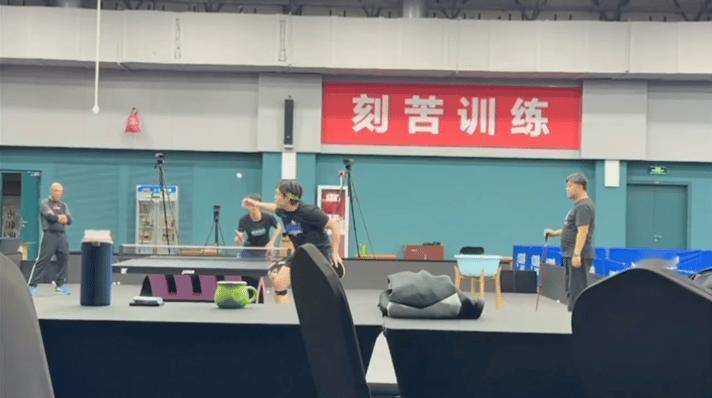 王楚钦在刻苦训练，旁边是肖指和孙逊。

楚钦戴着发带在刻苦训练，陪练的是小唐，孙