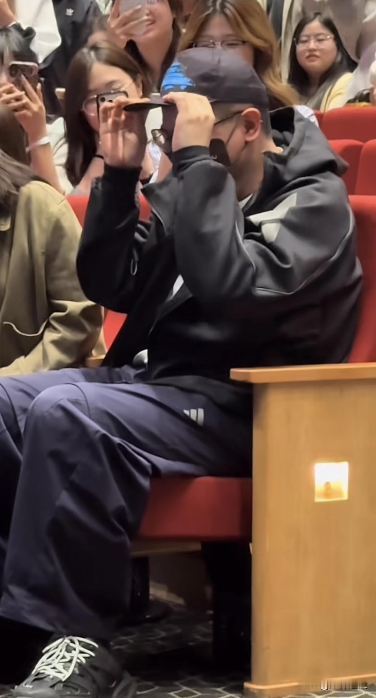 照片里的人，大家猜猜他是谁？

我在五一节，捕捉到了一个非常有氛围感的瞬间。

