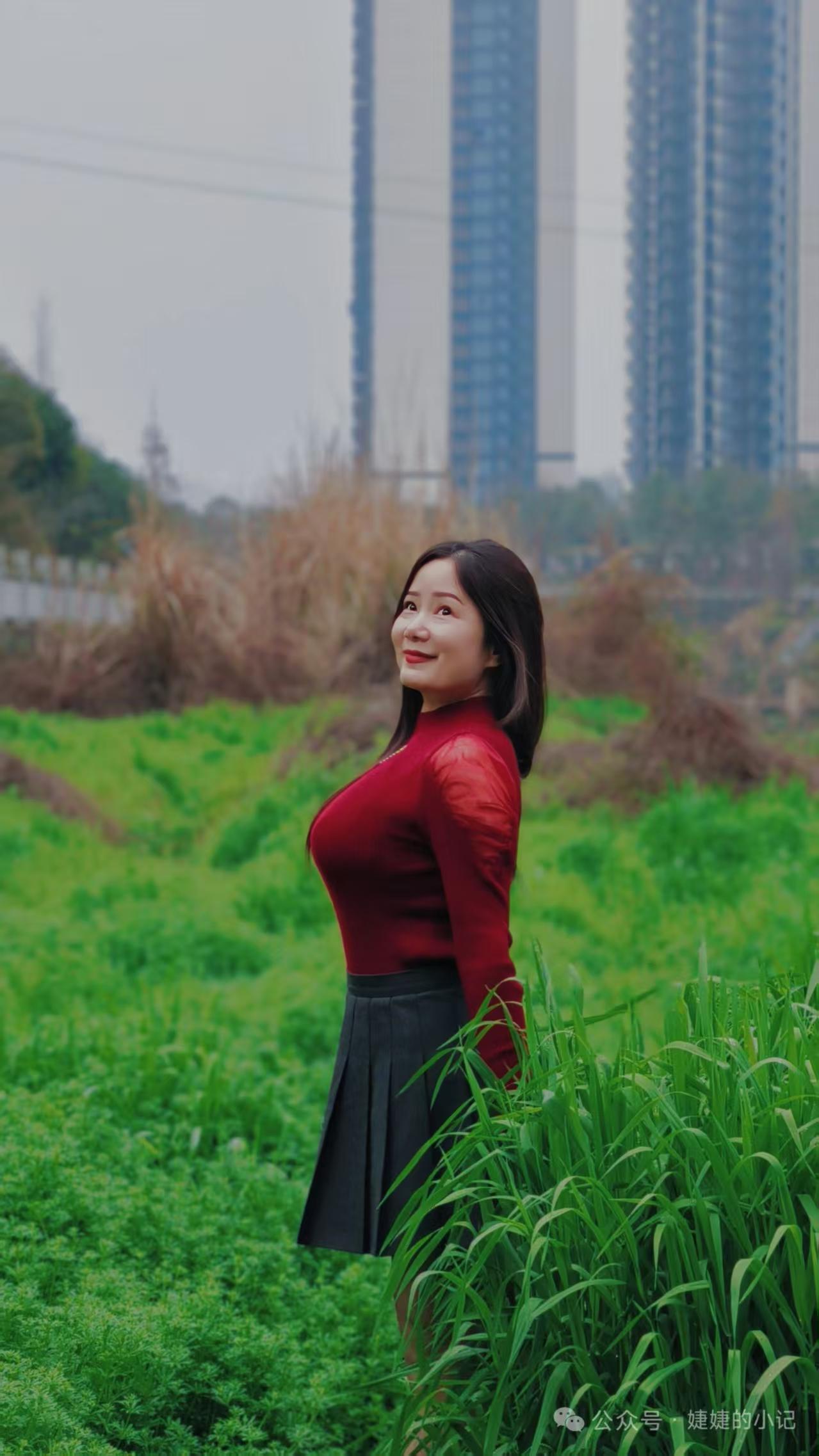 观百褶裙感怀
窄褶贴身柔意藏，
清欢不惹世尘忙。
春风乍见惊心动，
一缕清香入鼻