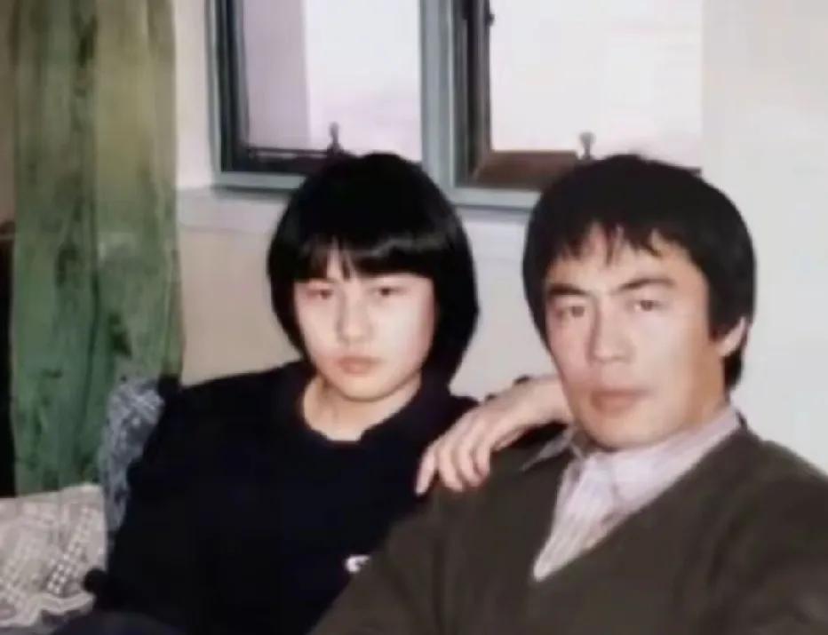 曾经王菲的情敌高原少女时期与父亲高飞坐在家中沙发上的留影，这张留存已久的老照片，