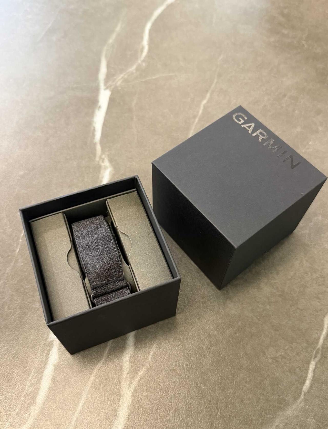 Garmin手环戴了
说实话挺适合我这种不爱戴手表的
尤其睡觉的时候挺无感（相比