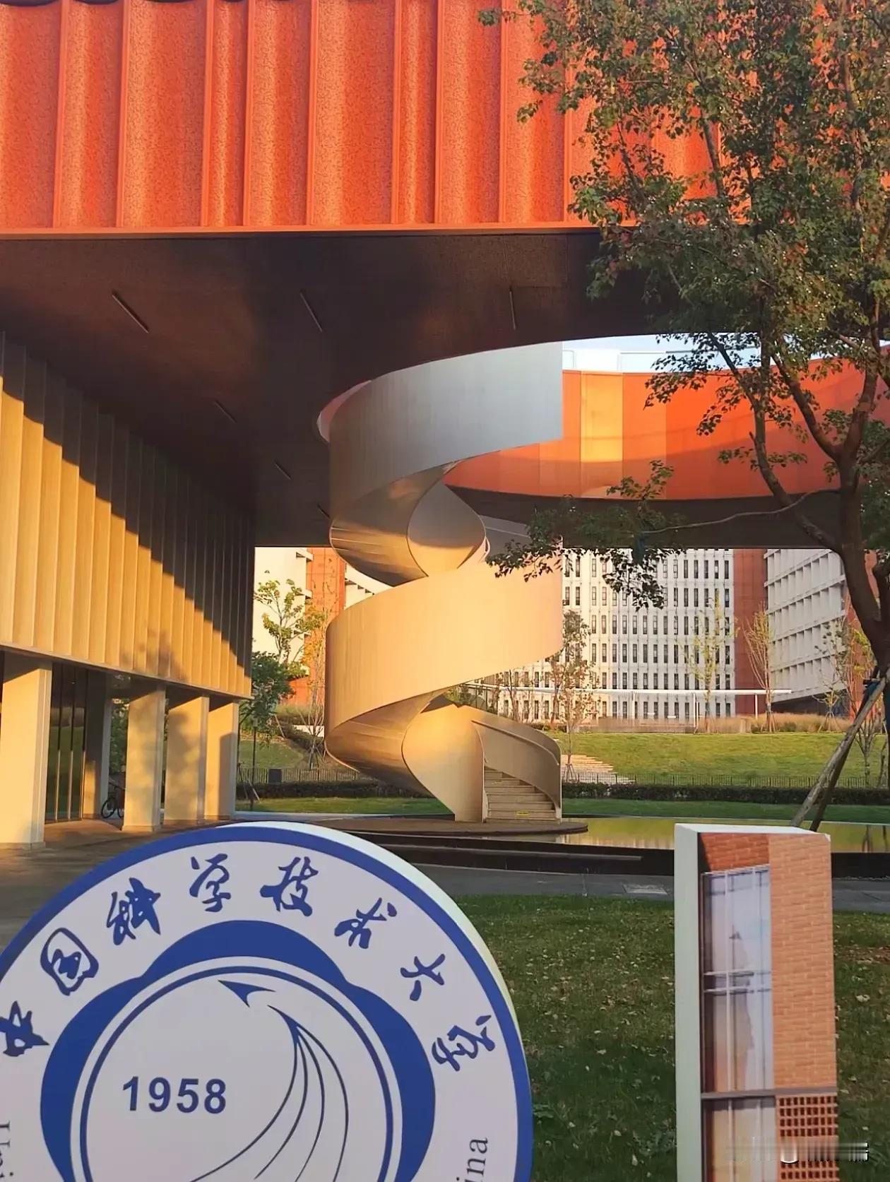 考生在选择大学时通常会考虑多个因素，包括学校的学术声誉、专业实力、就业前景、地理