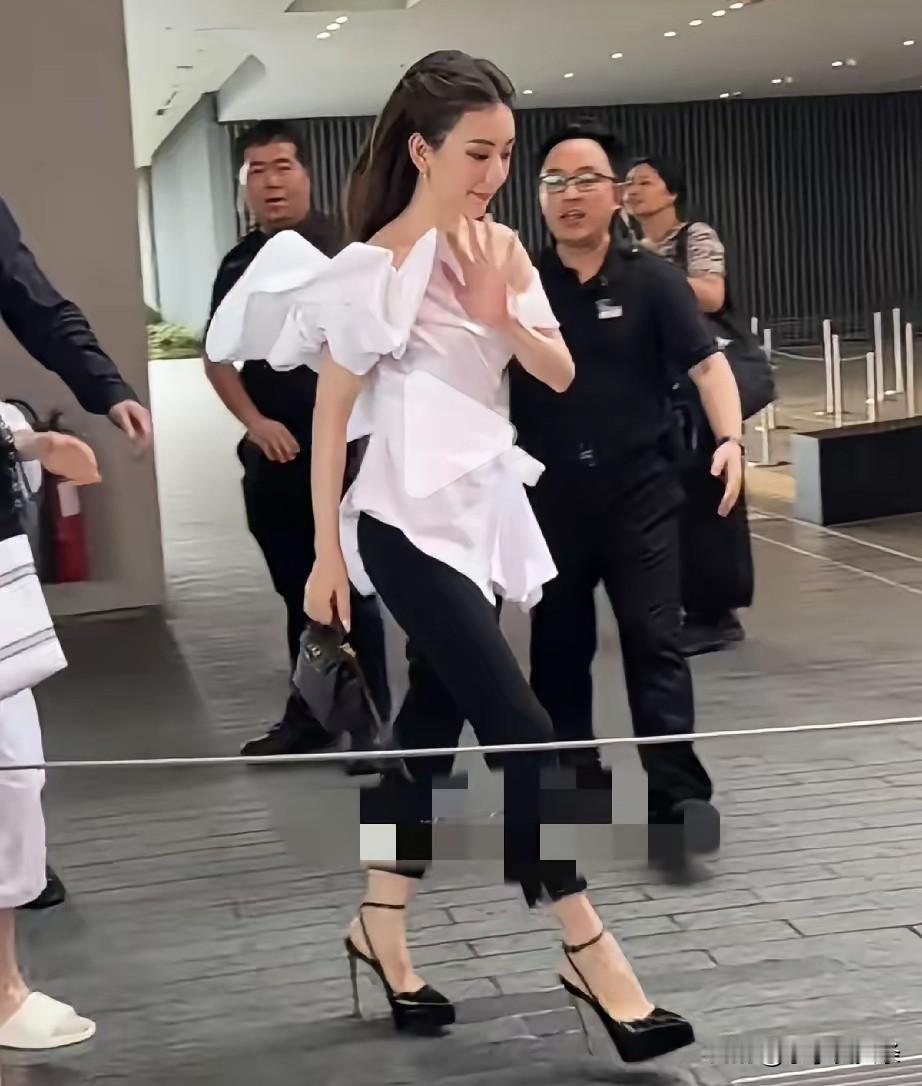 真搞不懂，手握顶级资源，
怎么能原地停滞十年。
 
方媛最新香港时装周采访，真的
