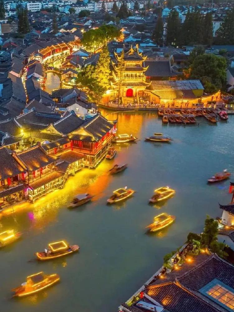《漕港河快船》
七言绝句·原创
 
漕港波翻鼓角扬，
彩船竞逐水云长。
橹摇急浪