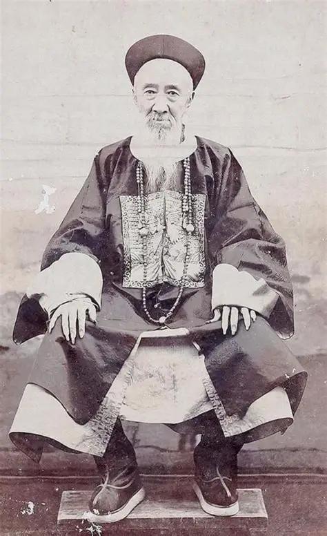 张之洞爱好古玩字画碑帖。晚清民国掌故笔记《绮情楼杂记》记载一则广为流传的轶事：有