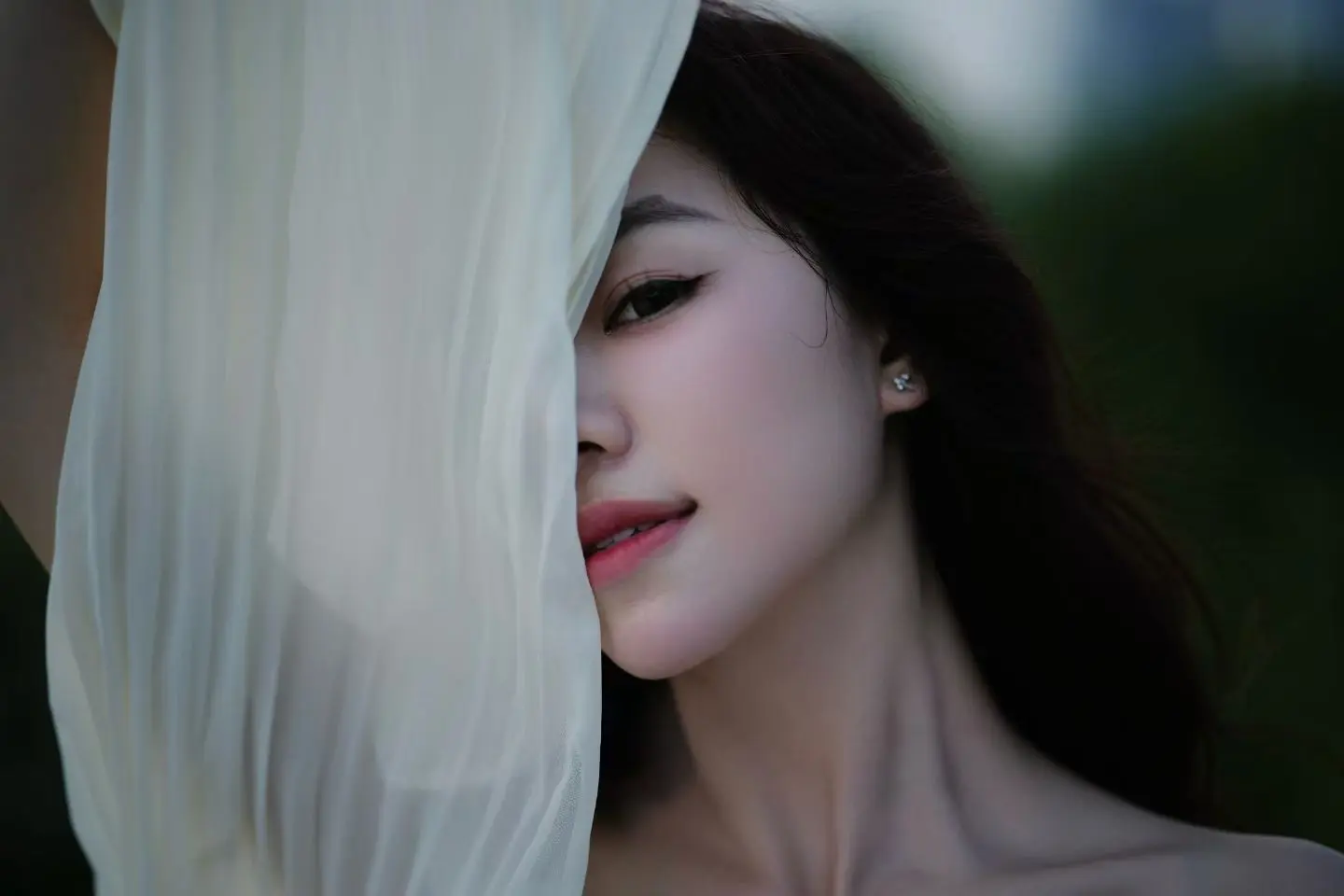 听 海浪的声音。