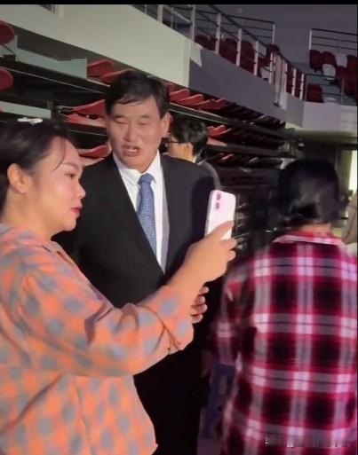 大家都说大衣哥朱之文会炒作，可是他就是受人欢迎，这演出排的满满的，9月27日在河