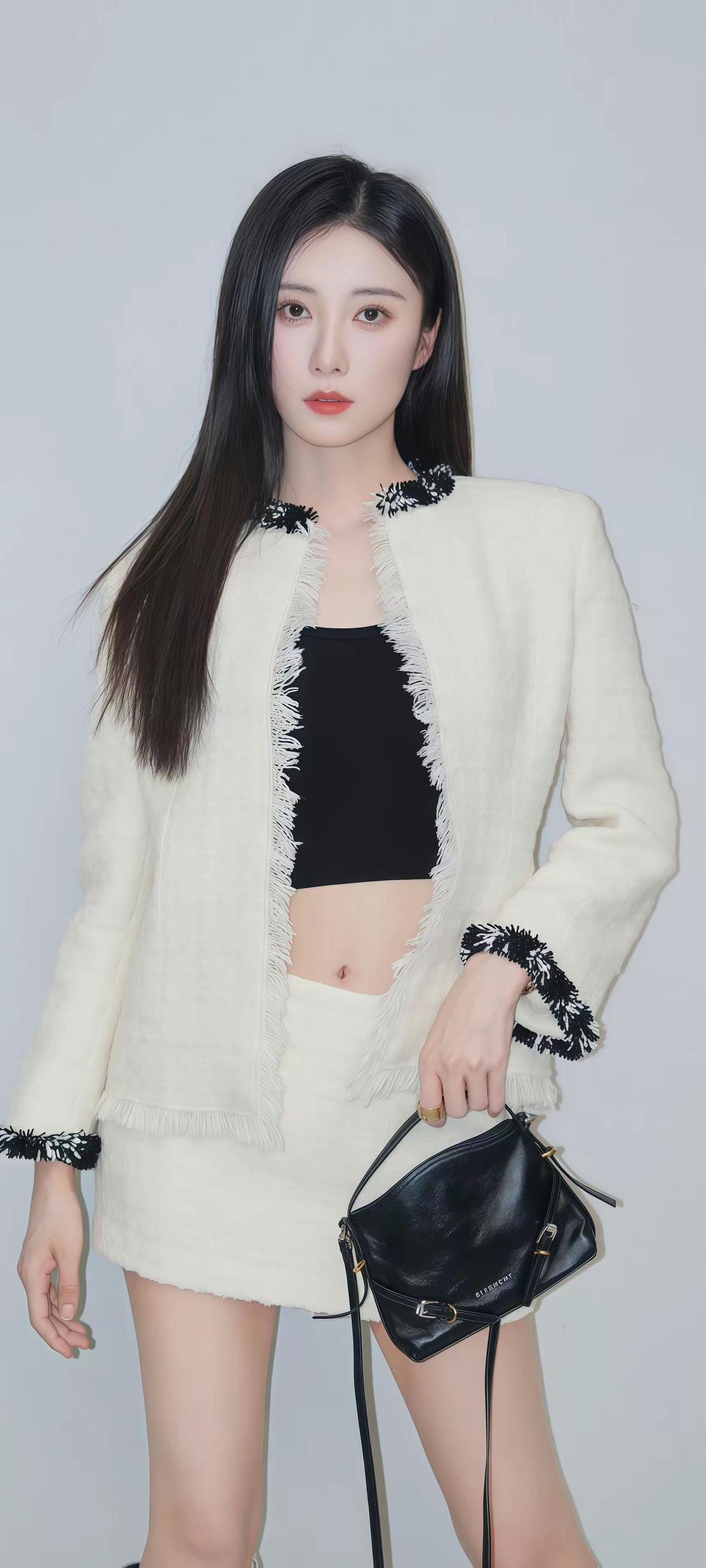 曹斐然气质优雅，举手投足间散发迷人气息。