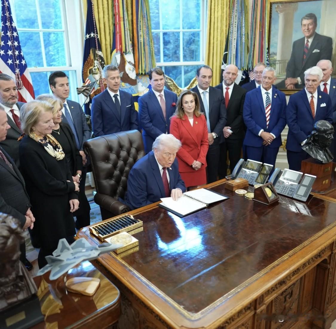 特朗普终于签了

今天特朗普签署最新的行政命令，宣布“重置”拜登政府时期制定的企