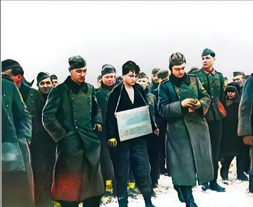 1941年，苏联女英雄卓娅，牺牲前的最后一张照片。画面中的卓娅无精打采，看似穿戴