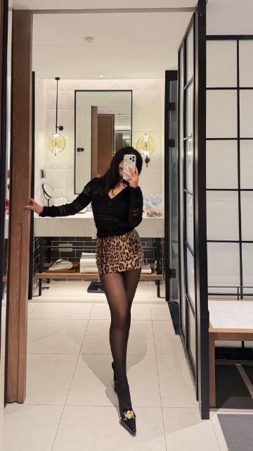 坚持女装出行，穿高跟鞋，穿丝袜穿裙子