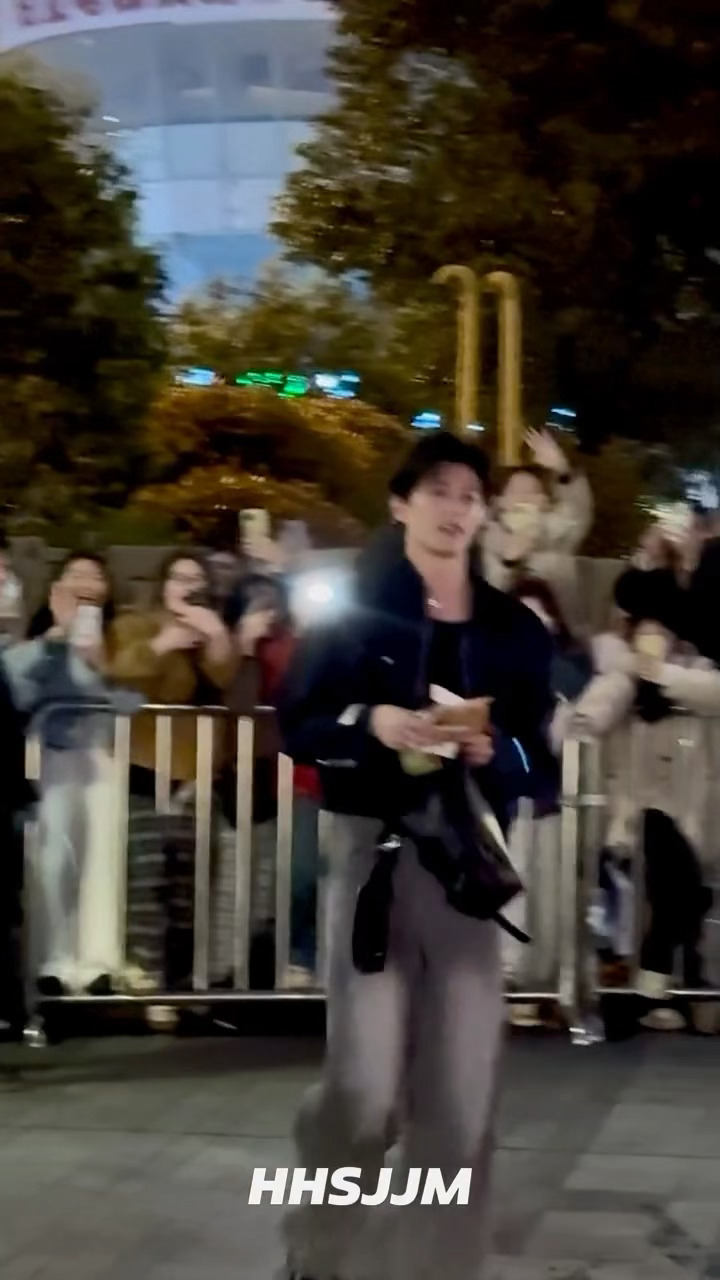 绕场收信也是不要太好了吧！邓凯收信差点儿绊倒邓凯下班绕场收信饭撒