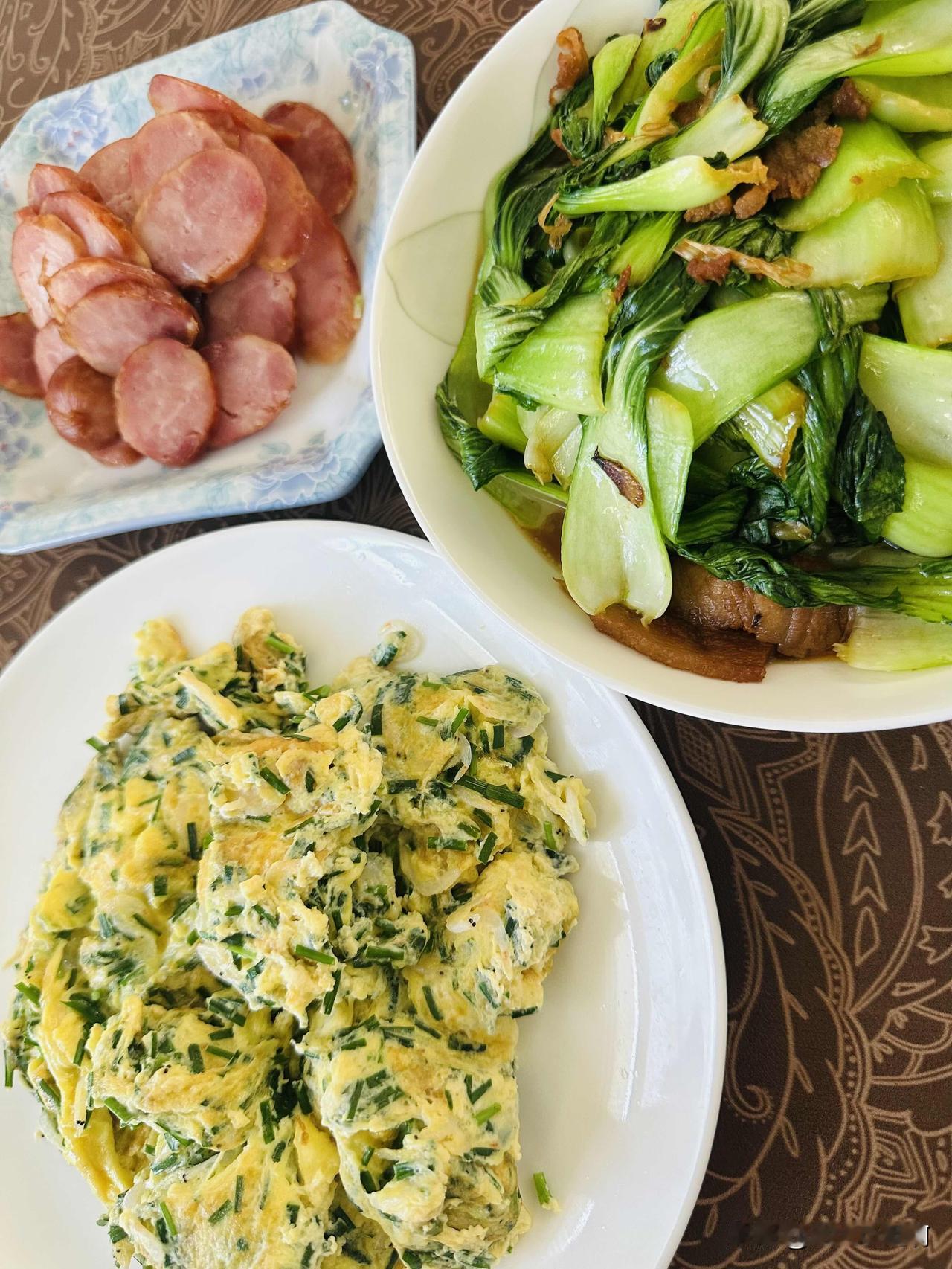 又是清汤寡水的一天开始了。
依然是我家第一顿饭。
忙着发酥虾，就就百八十斤的库存