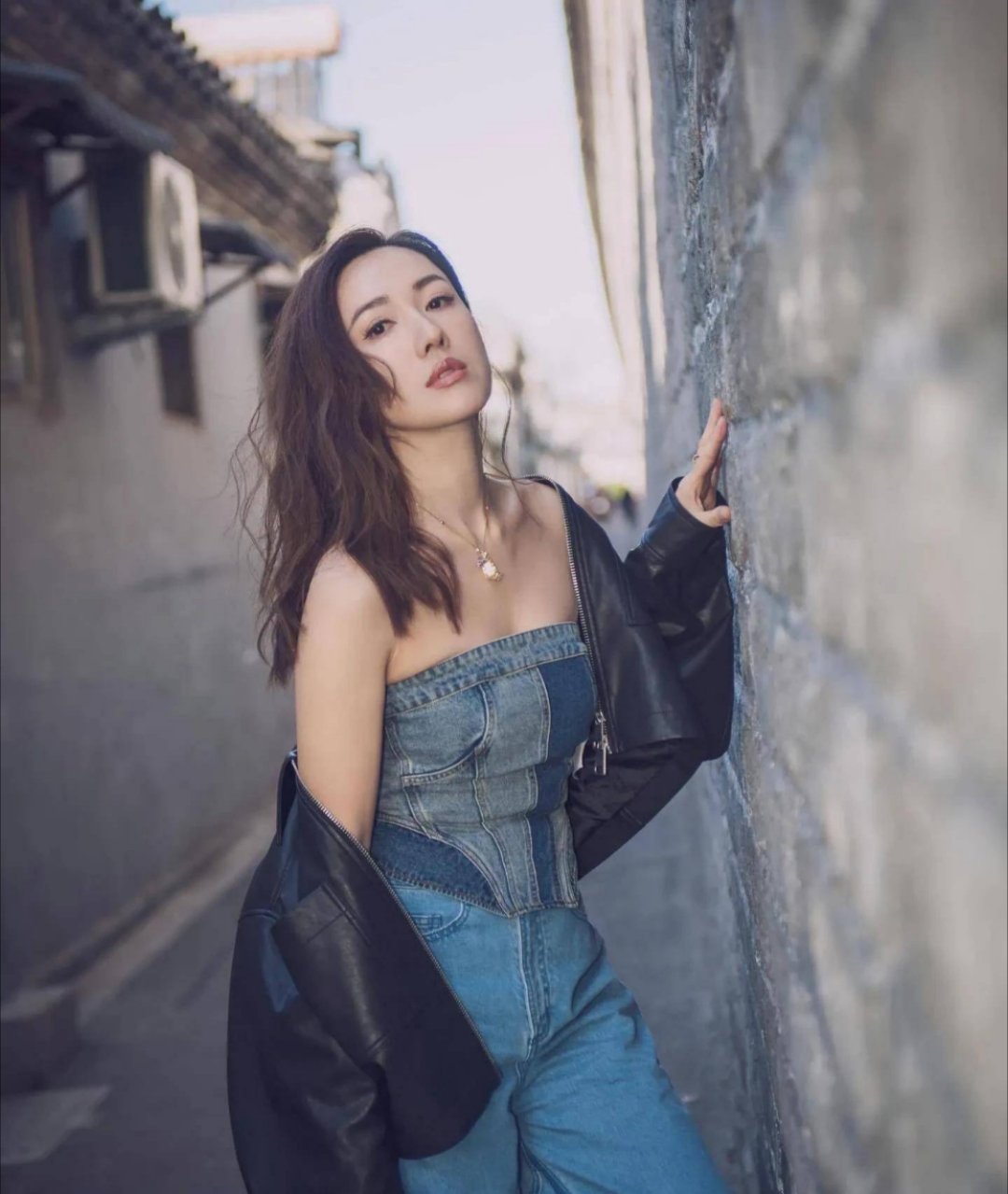 李施嬅分手后首秀美哭了从恋综体面告别到红毯惊艳，她用清爽造型诠释重生。没有颓废只