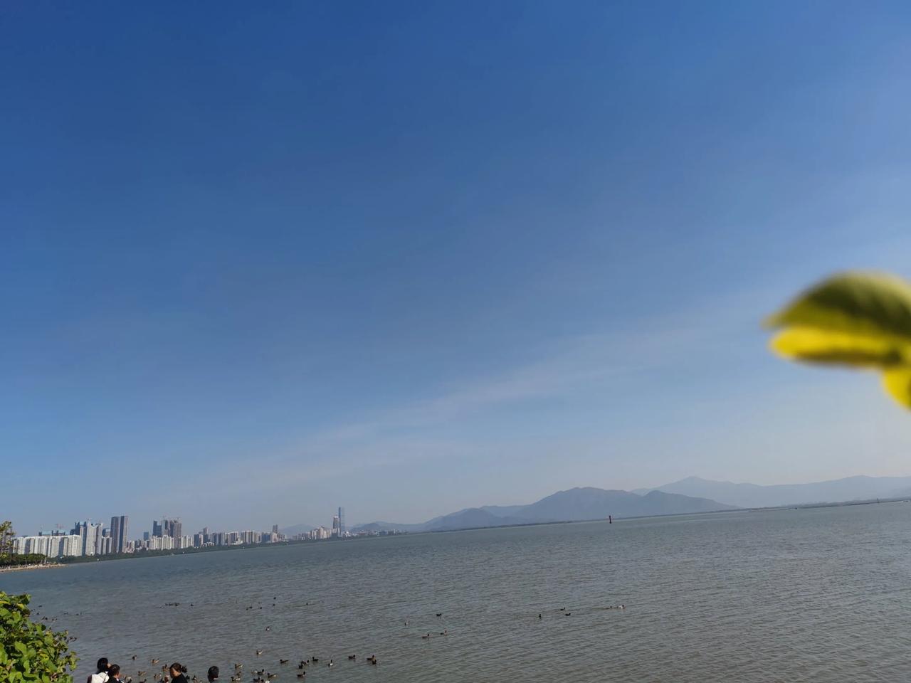 请用一句话概括一下，什么是幸福一屋二人三餐四季