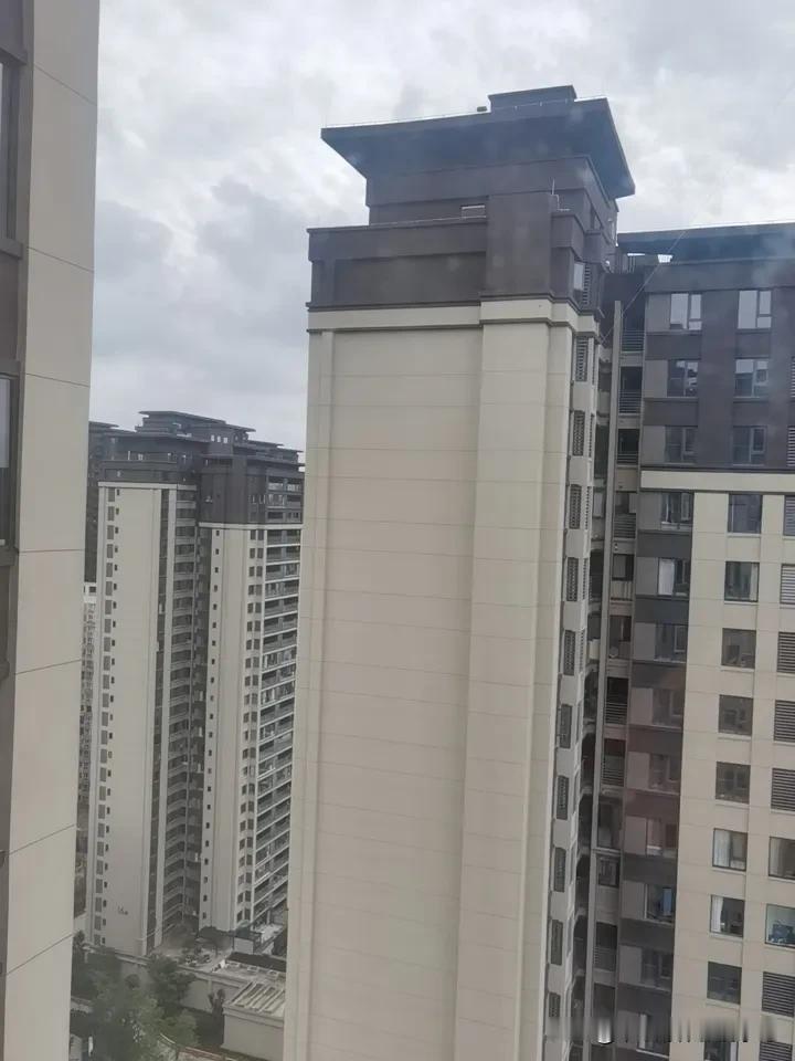 我发现，蠢的坏的，一旦当了领导，提拔的人基本也是蠢的坏的。所以判断领导，看他提拔