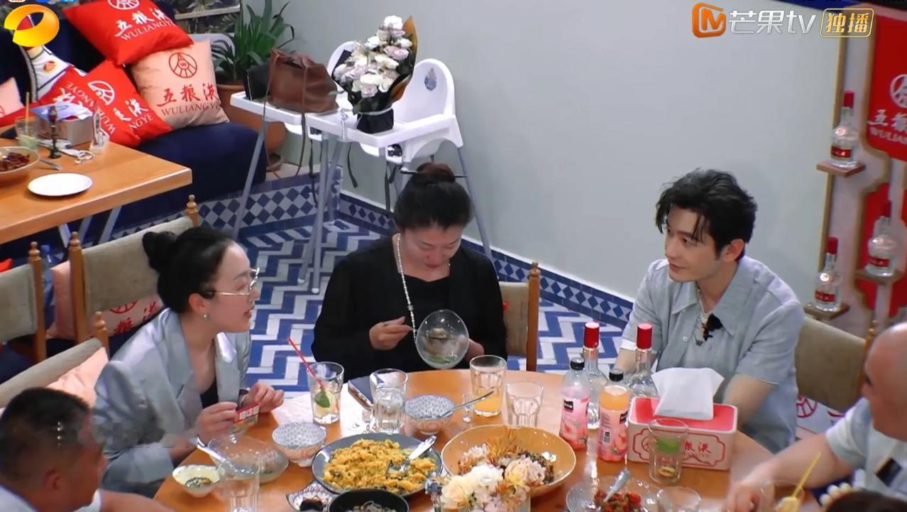 黄晓明请来的摩洛哥嘉宾
就凭一句话，
就直接揭露
这个节目的内幕。

这期请来摩