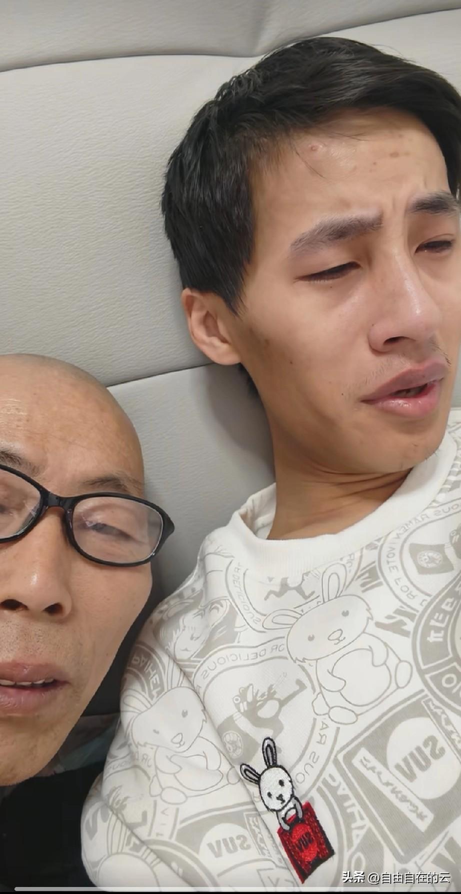 张云鹏爸爸最新的视频里，云鹏看到志愿者都走了后，回家后特别伤心，一直在掉眼泪。爸