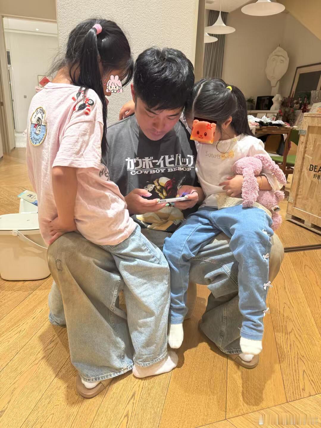 陈赫和女儿同框陈赫久违和两个女儿同框了，练了这么久终有用武之地了。陈赫打游戏给女