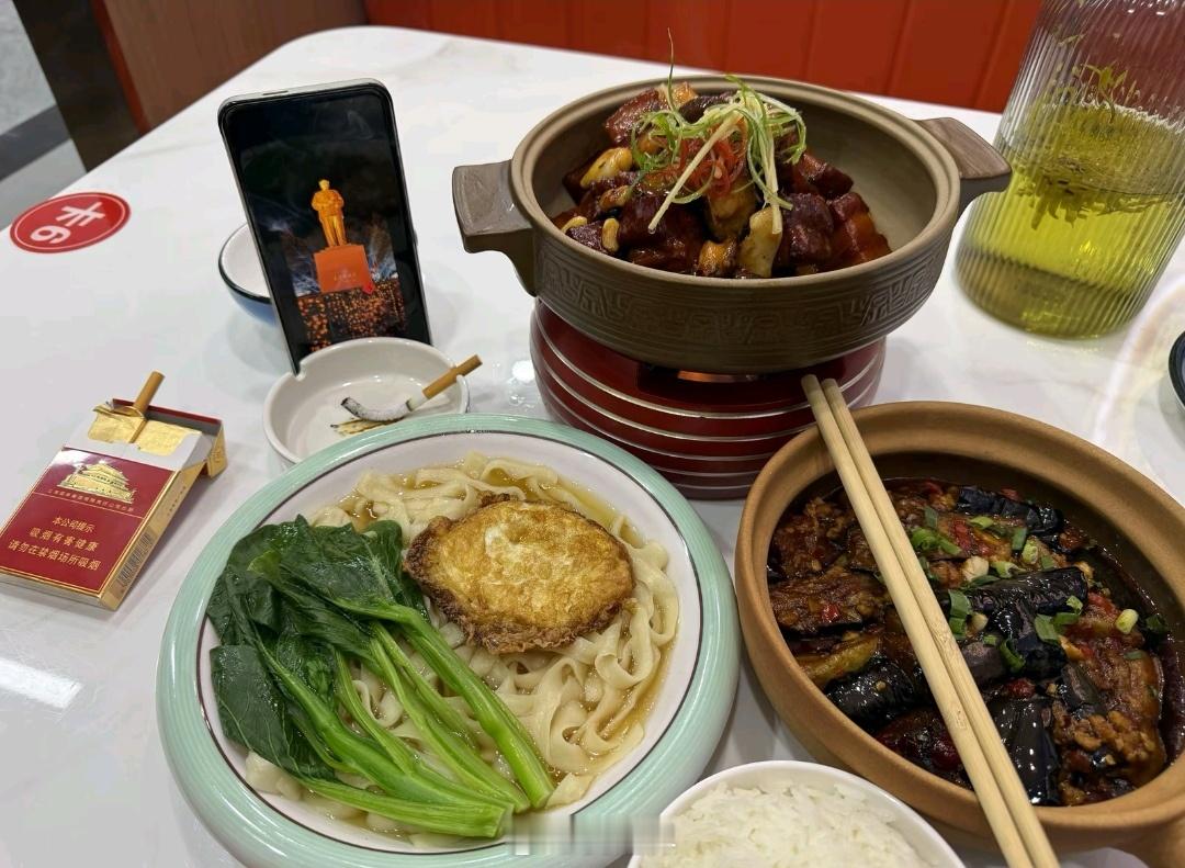 在评论里看到的一张图。教员诞辰纪念日，请他吃饭的人真多。 