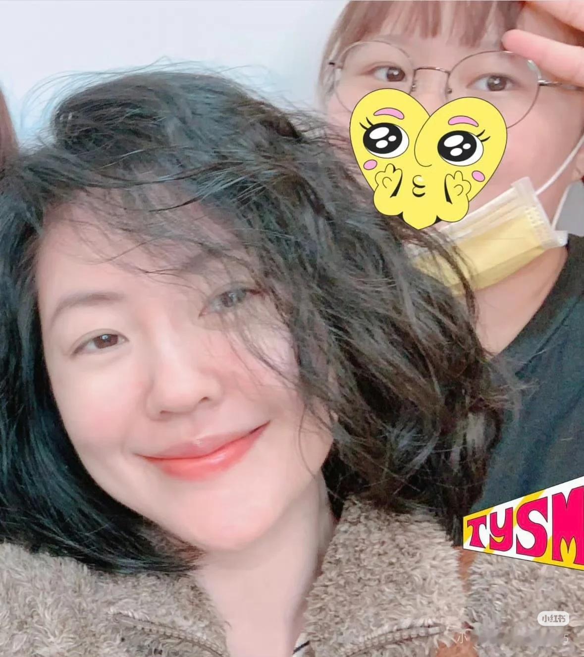 我觉得她有点狡诈、有点精致利己主义。她看上去很爱姐姐和妈妈，但是其实啥都不承担啥