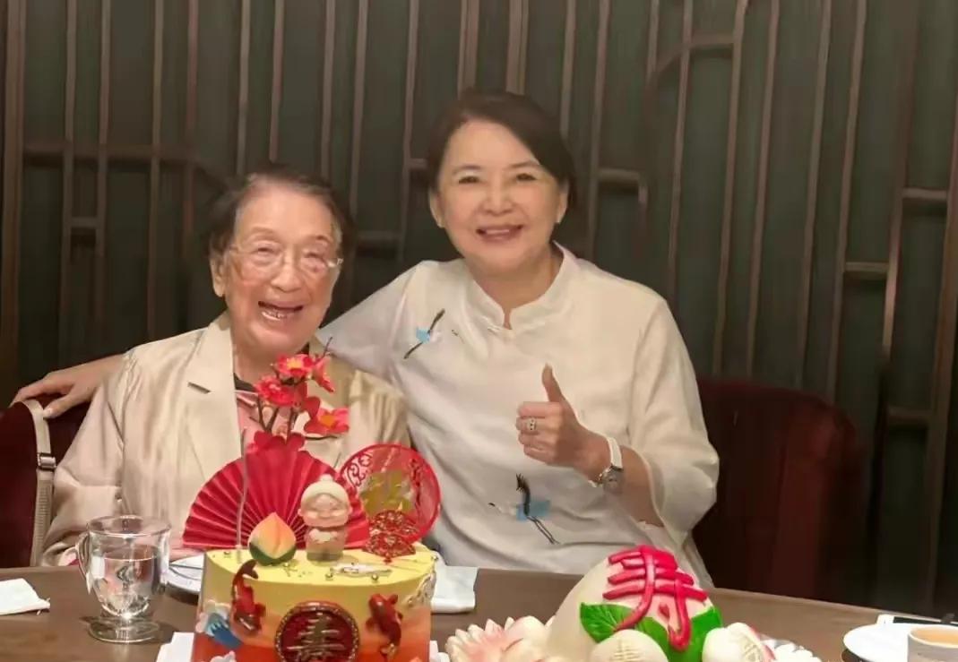 胡慧中为婆婆庆101岁寿辰，一家同框引热议
 
近日，昔日的“霸王花”胡慧中为婆
