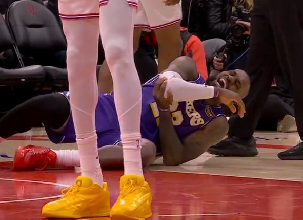 精彩大戏即将到来：詹姆斯大概率出战旧主！
詹黑们词都提前安排好了：詹姆斯为了全美