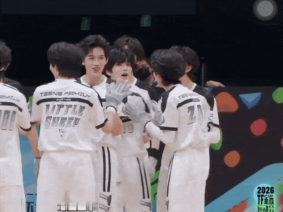 不让任何人落空的细腻小孩 专门跑过去一起拍手 