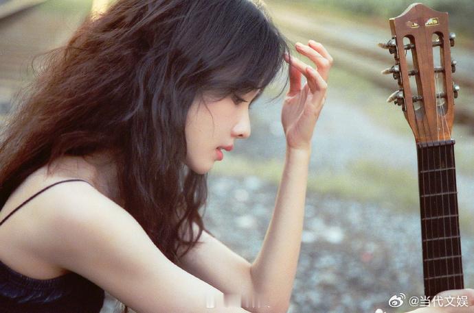 陈都灵弹吉他的少女想听陈都灵弹一曲 抱吉他的样子太美了，好想听她弹 ​​​