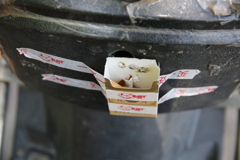 广东肇庆的阿华多年前在网红直播间买的普洱茶，拆封竟发现茶饼里有吸剩的烟头，这事想