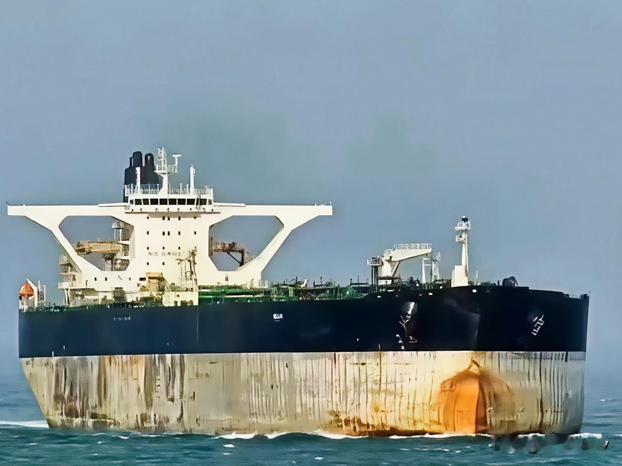 美国捅了马蜂窝，竟敢扣俄罗斯油轮，美国不仅扣押俄罗斯油轮，而且还宣布打算将俄罗斯