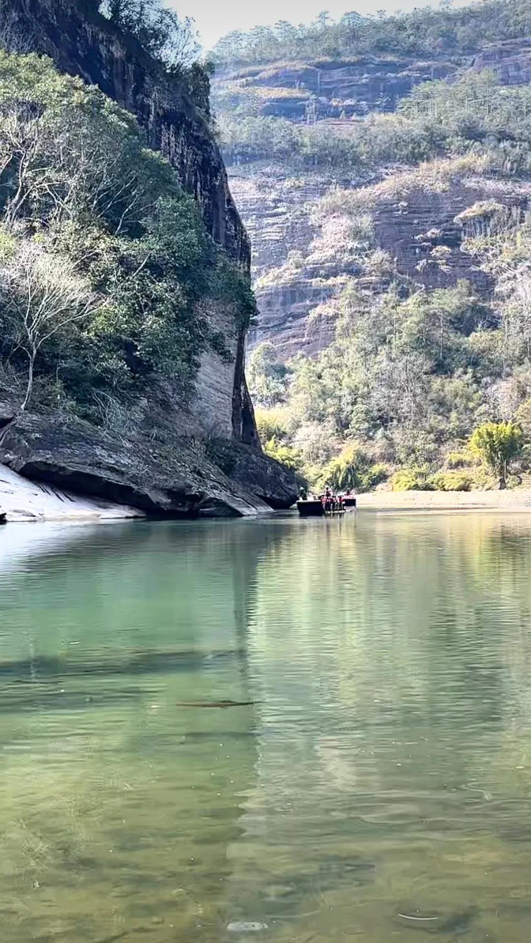 旅行随手拍站在山顶时风特别大，吹乱了头发也吹走了所有烦心事。远处的云像棉花糖一样