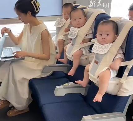 高铁上带一个娃，都够焦头烂额了。
这位95后妈妈，
却一个人带了三个，还全程不哭