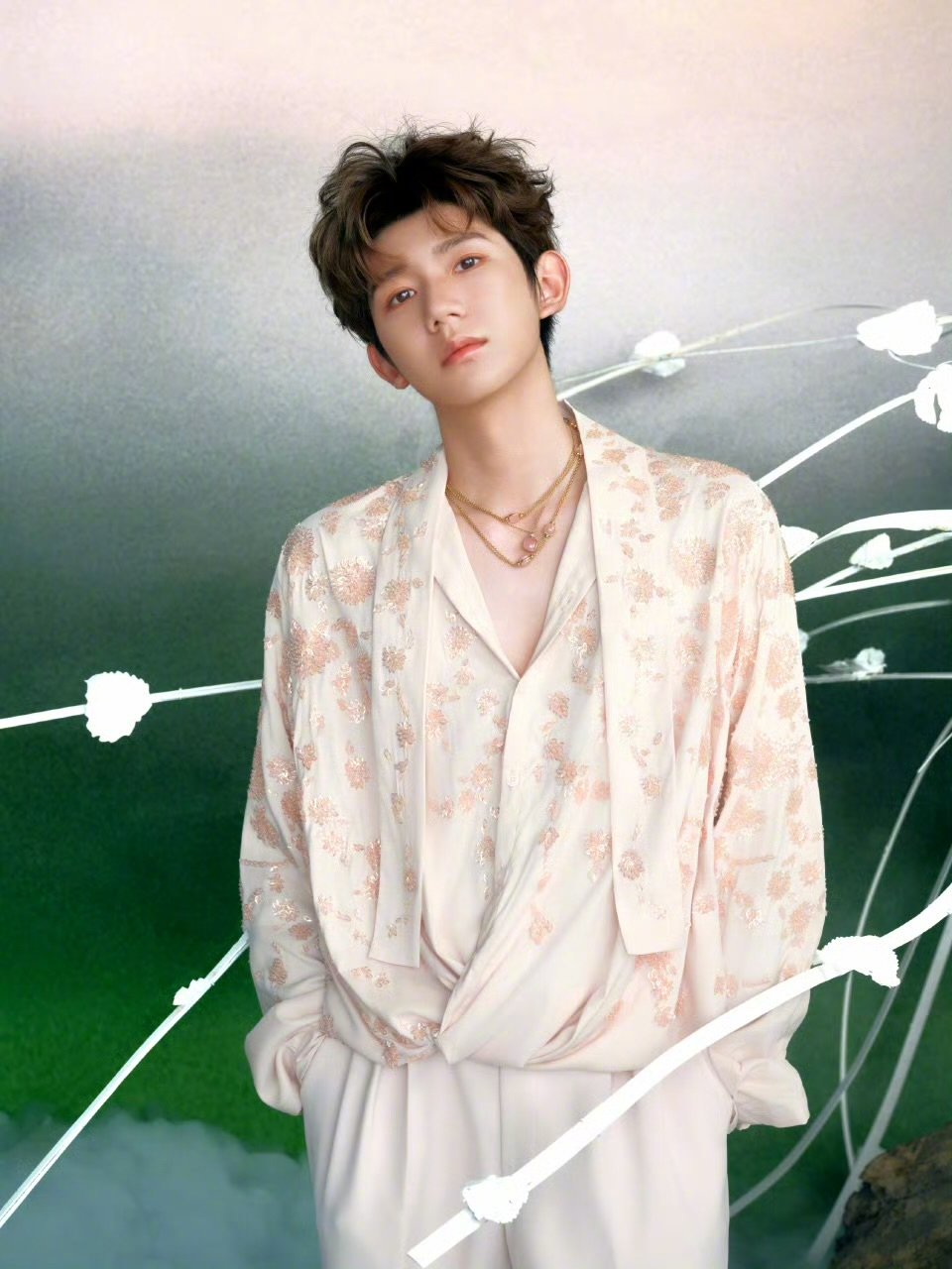 王源定制造型王源服饰410 个小时纯手工制作  造型前瞻，属实貌美啊 