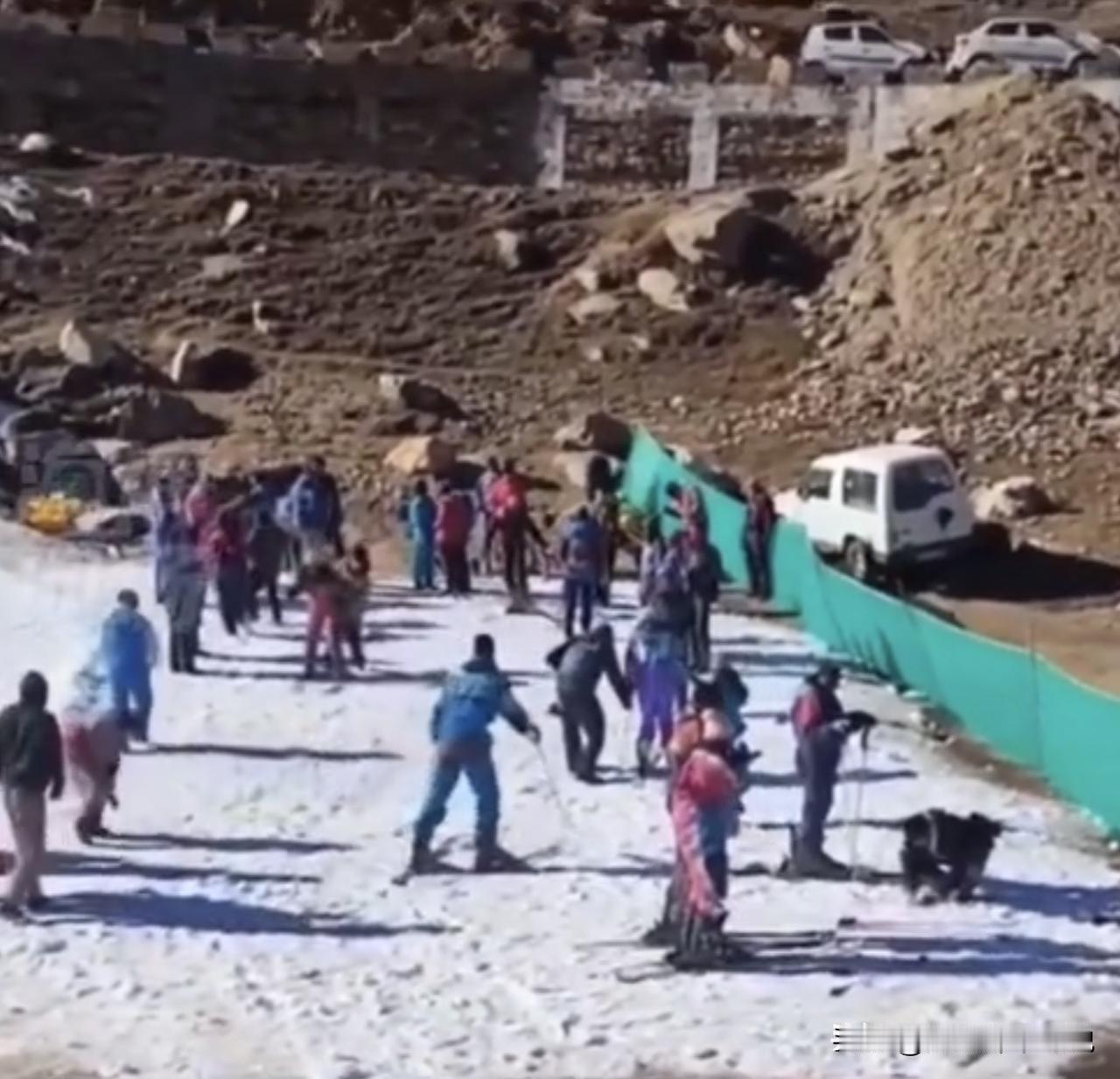 印度迷你滑雪场最近火了，迷你得都超乎了常理，真不敢相信自己的眼睛。最近有网友发视