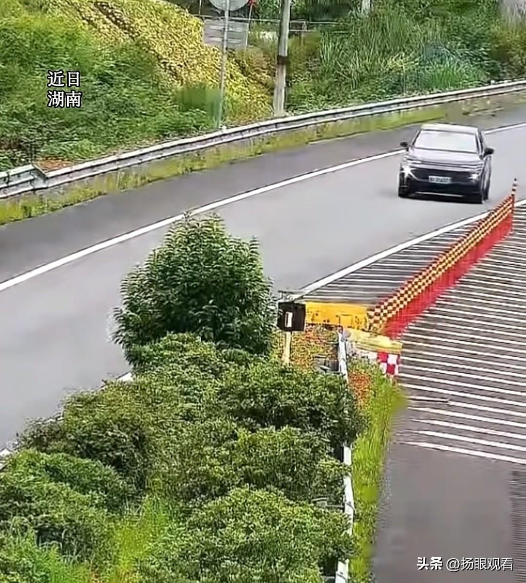近日，湖南长沙高速上，司机选择“车道保持”还是偏离车道，当司机慌忙手动操作还是撞